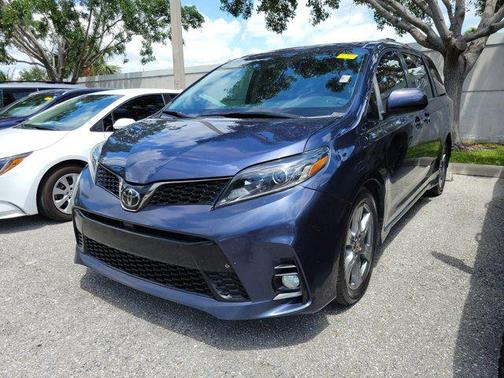 Parisian Night Pearl 2019 Toyota Sienna SE