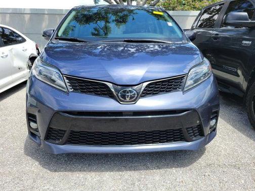 Parisian Night Pearl 2019 Toyota Sienna SE