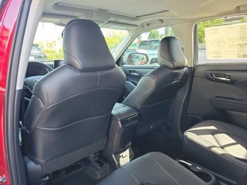 Ruby Flare Pearl 2026 Toyota Highlander XLE