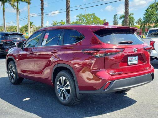 Ruby Flare Pearl 2026 Toyota Highlander XLE