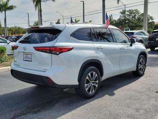 Wind Chill Pearl 2022 Toyota Highlander XLE