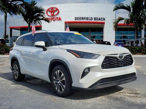 Wind Chill Pearl 2022 Toyota Highlander XLE