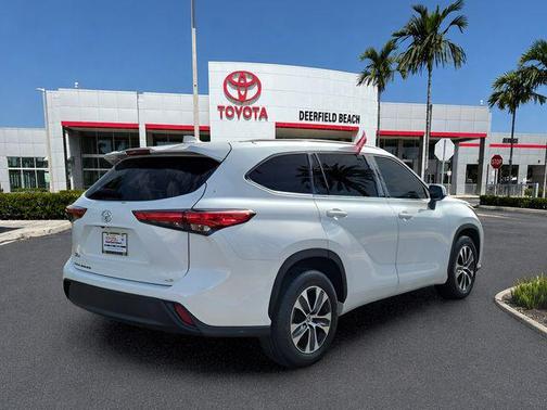 Wind Chill Pearl 2022 Toyota Highlander XLE