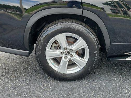Midnight Black Metallic 2024 Toyota Highlander LE