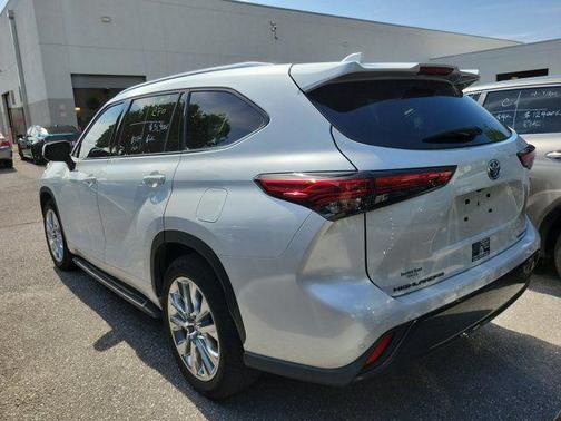 Wind Chill Pearl 2022 Toyota Highlander Hybrid Limited