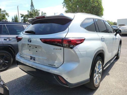 Wind Chill Pearl 2022 Toyota Highlander Hybrid Limited