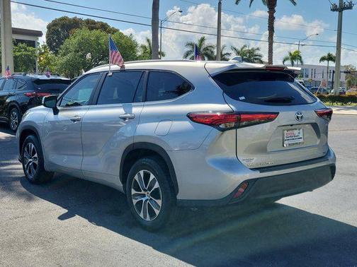 Celestial Silver Metallic 2023 Toyota Highlander Hybrid XLE