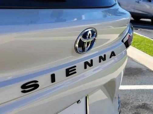 2021 Toyota Sienna XLE 8 Passenger