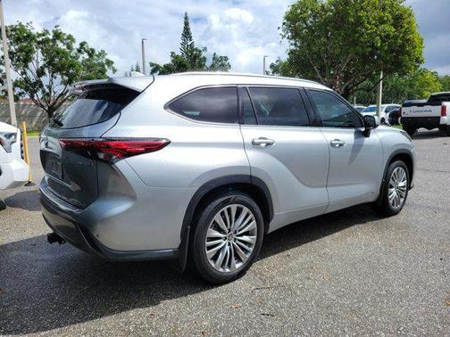 Celestial Silver Metallic 2022 Toyota Highlander Hybrid Platinum