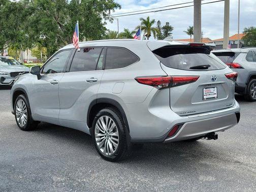 Celestial Silver Metallic 2022 Toyota Highlander Hybrid Platinum