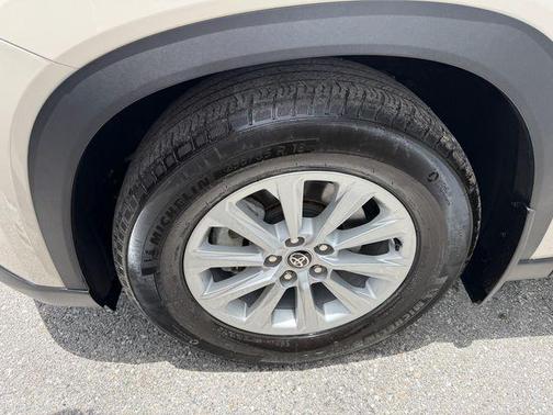 Cream 2024 Toyota Grand Highlander Hybrid XLE