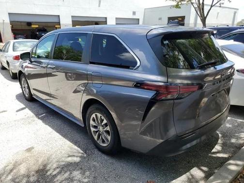 2022 Toyota Sienna XLE 8 Passenger