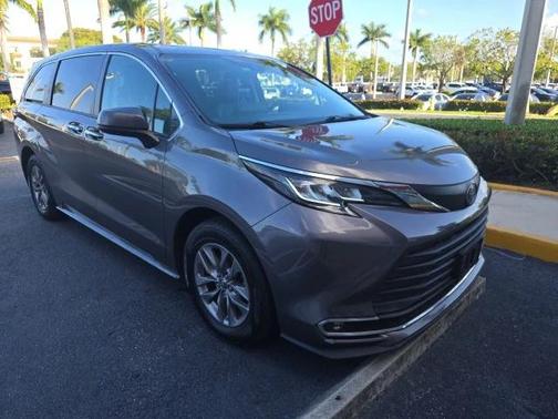 2022 Toyota Sienna XLE 8 Passenger