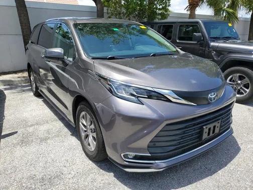 2022 Toyota Sienna XLE 8 Passenger