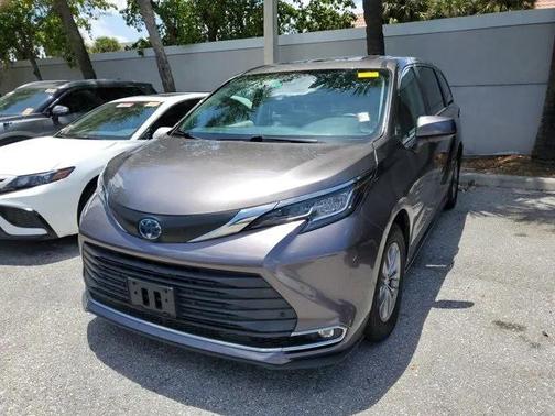 2022 Toyota Sienna XLE 8 Passenger