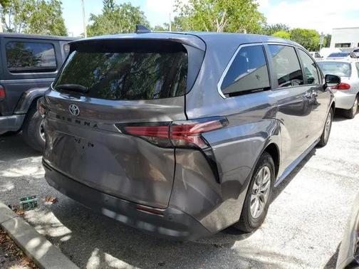 2022 Toyota Sienna XLE 8 Passenger