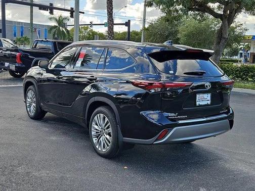 2025 Toyota Highlander Hybrid Platinum
