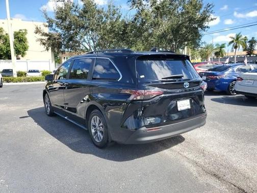 2025 Toyota Sienna XLE 8 Passenger