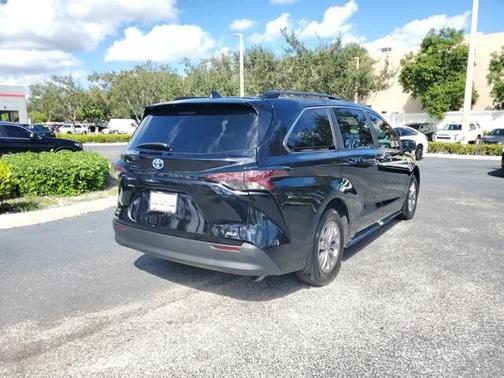 2025 Toyota Sienna XLE 8 Passenger