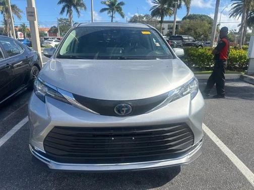 2023 Toyota Sienna XLE