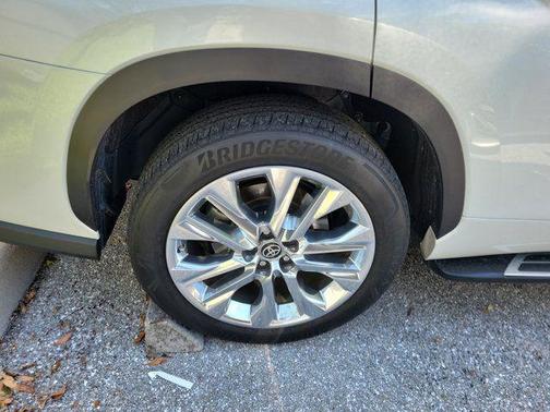 Pearl 2023 Toyota Highlander Limited