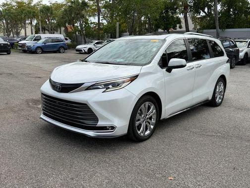 Wind Chill Pearl 2022 Toyota Sienna Platinum