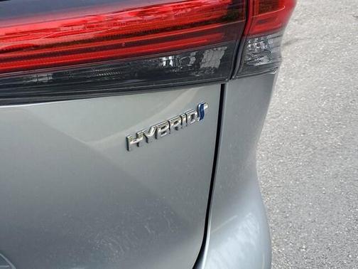 2022 Toyota Highlander Hybrid Platinum