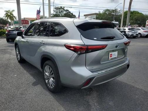 2022 Toyota Highlander Hybrid Platinum