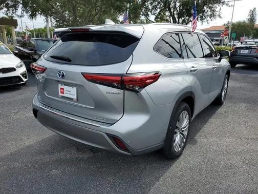 2022 Toyota Highlander Hybrid Platinum