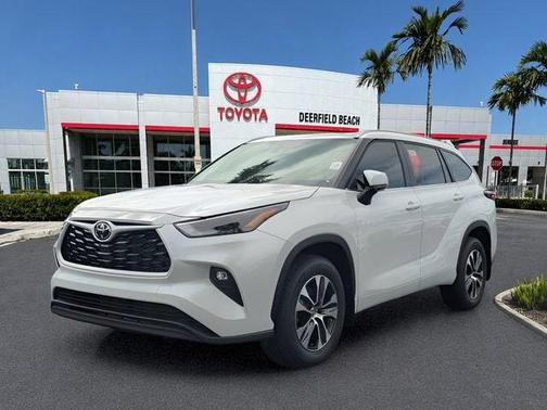 Wind Chill Pearl 2026 Toyota Highlander XLE