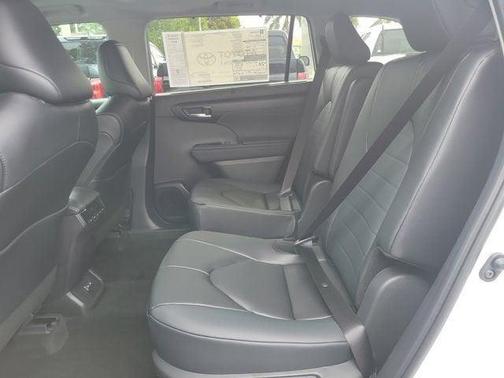Wind Chill Pearl 2026 Toyota Highlander XLE