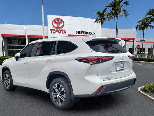 Wind Chill Pearl 2026 Toyota Highlander XLE