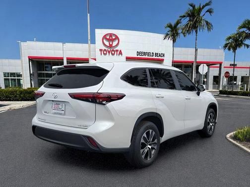 Wind Chill Pearl 2026 Toyota Highlander XLE