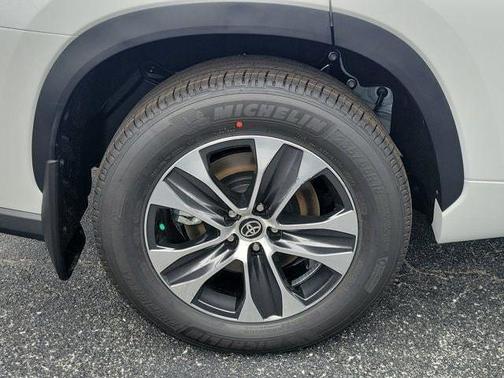 Wind Chill Pearl 2026 Toyota Highlander XLE