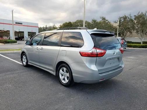 2019 Toyota Sienna LE