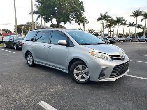 2019 Toyota Sienna LE