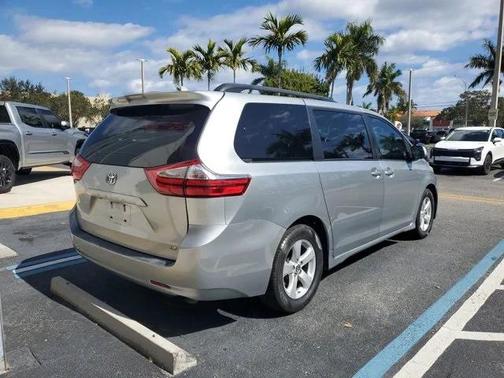 2019 Toyota Sienna LE
