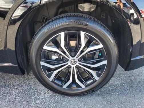 2025 Toyota Crown Signia XLE