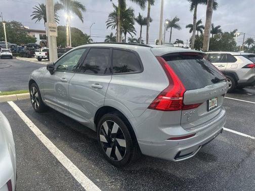 2024 Volvo XC60 Recharge Plug-In Hybrid T8 Plus Dark Theme
