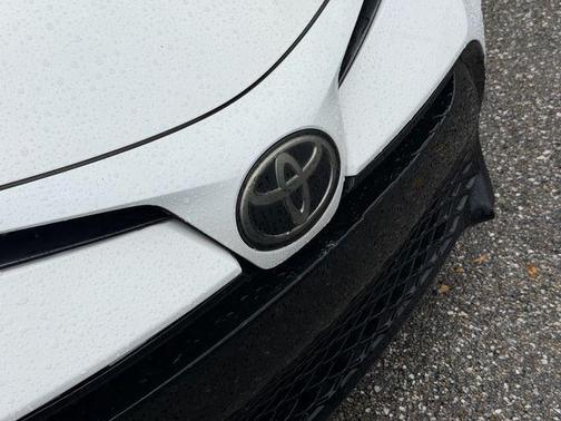 Super White 2018 Toyota Corolla SE