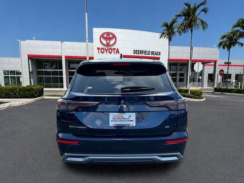 Labrador Black Pearl 2025 Mitsubishi Outlander SE