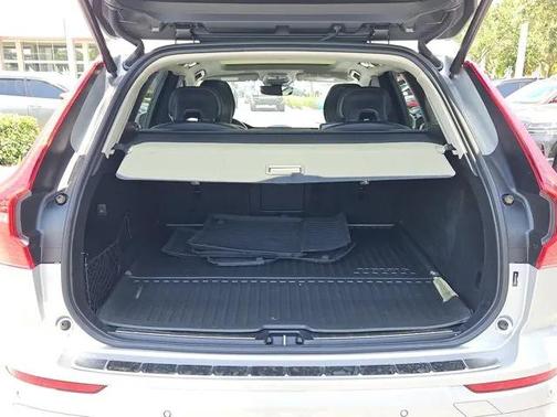 2023 Volvo XC60 Recharge Plug-In Hybrid T8 Core Bright Theme