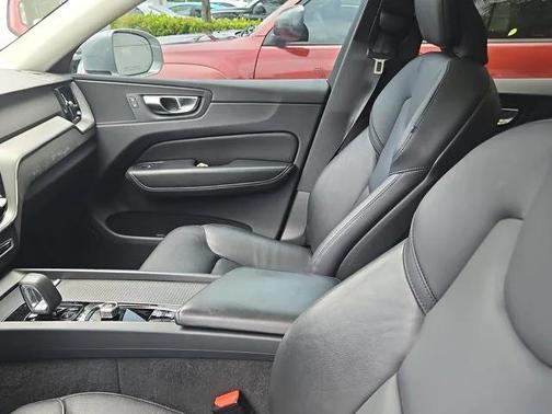 2023 Volvo XC60 Recharge Plug-In Hybrid T8 Core Bright Theme