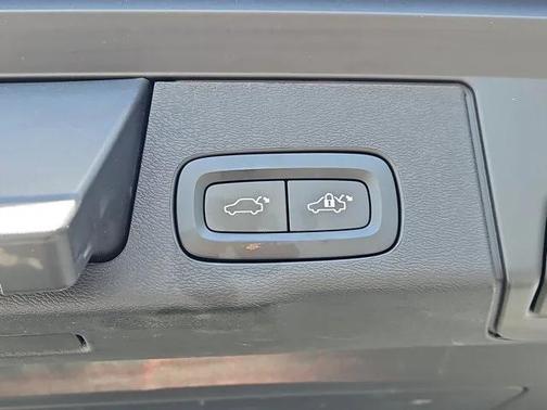 2023 Volvo XC60 Recharge Plug-In Hybrid T8 Core Bright Theme