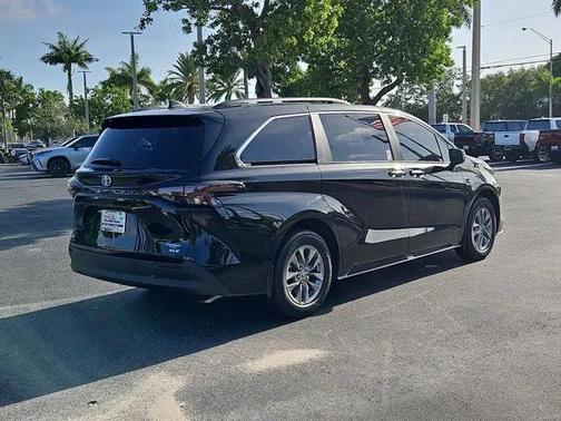 2025 Toyota Sienna XLE 8 Passenger