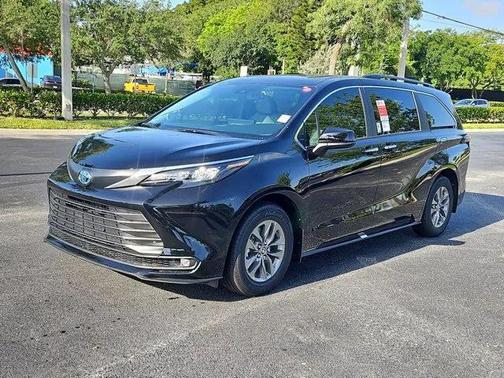 2025 Toyota Sienna XLE 8 Passenger