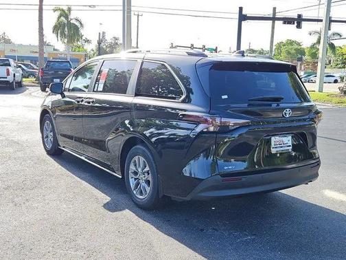 2025 Toyota Sienna XLE 8 Passenger