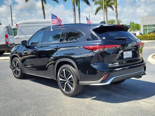 Midnight Black Metallic 2022 Toyota Highlander XSE