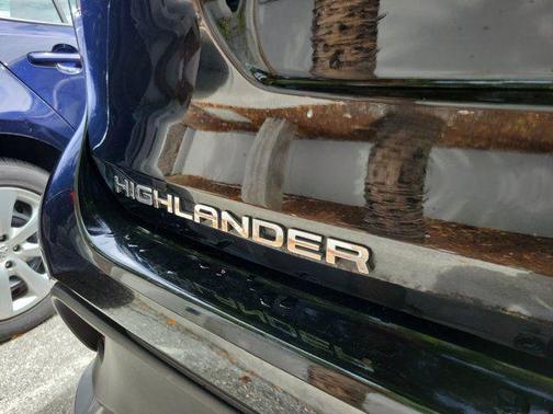 Midnight Black Metallic 2022 Toyota Highlander XSE