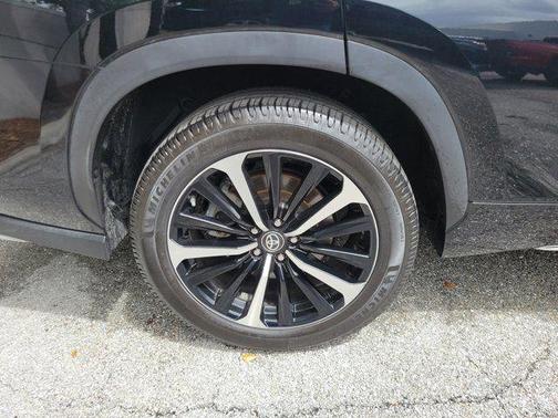 Midnight Black Metallic 2022 Toyota Highlander XSE